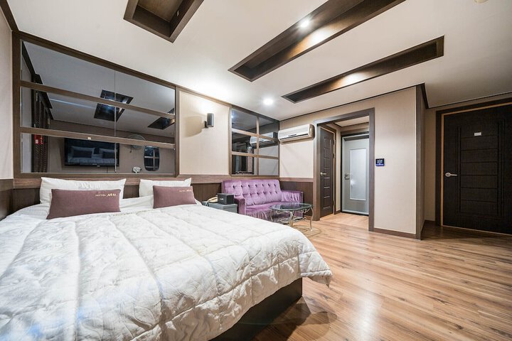 Room 3 of 34