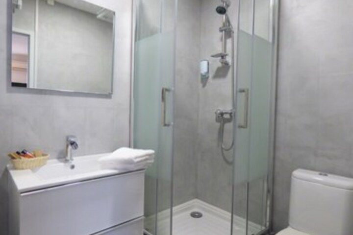 Room 2 of 10