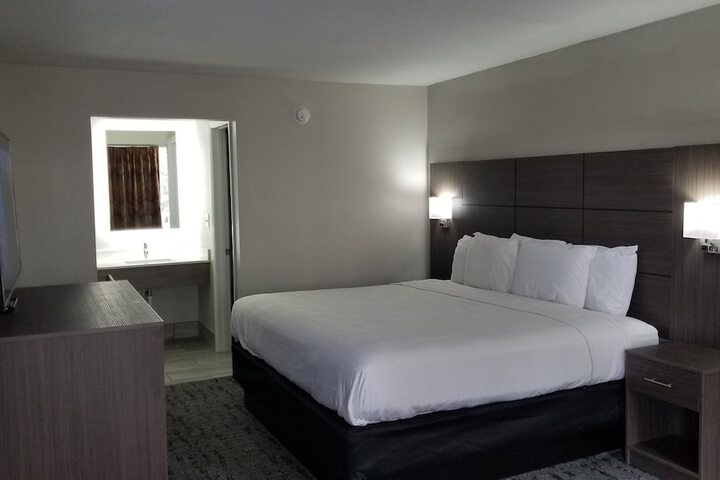 1 King Bed (1 of 11)