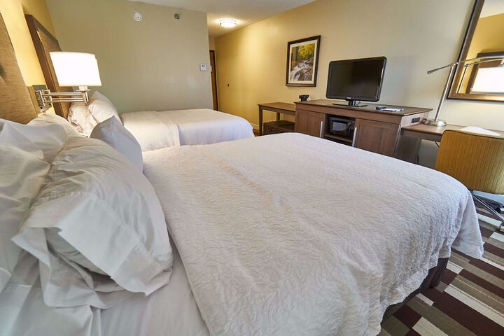 2 Queen Beds with Refrigerator, Microwave (7 of 10)
