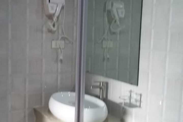 Room 27 of 69