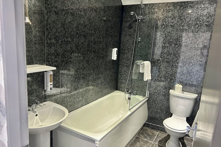 Room 10 of 142