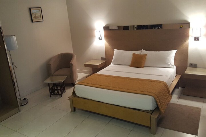 Room 7 of 90