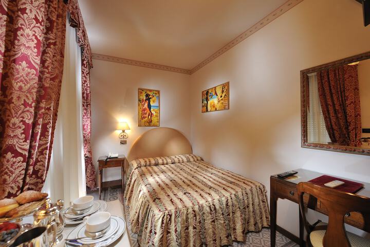 Room 15 of 102