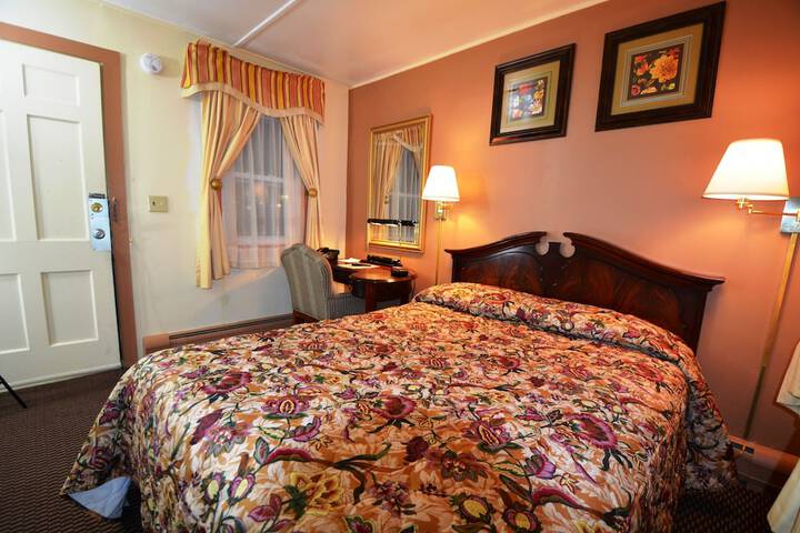 1 Queen Bed (6 of 30)
