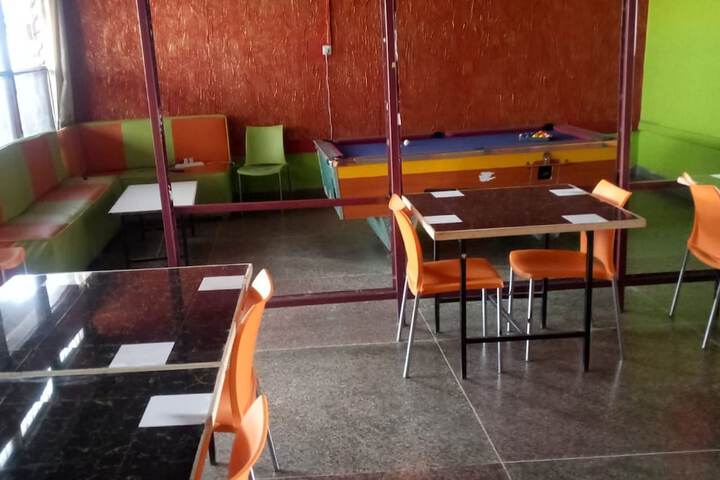 Lounge 8 of 11