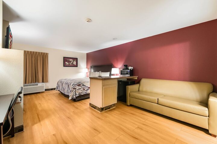 1 King Bed (3 of 23)
