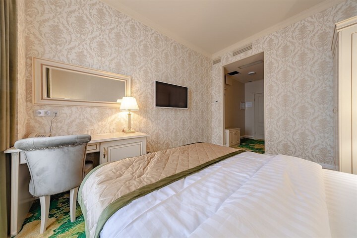 Room 4 of 40