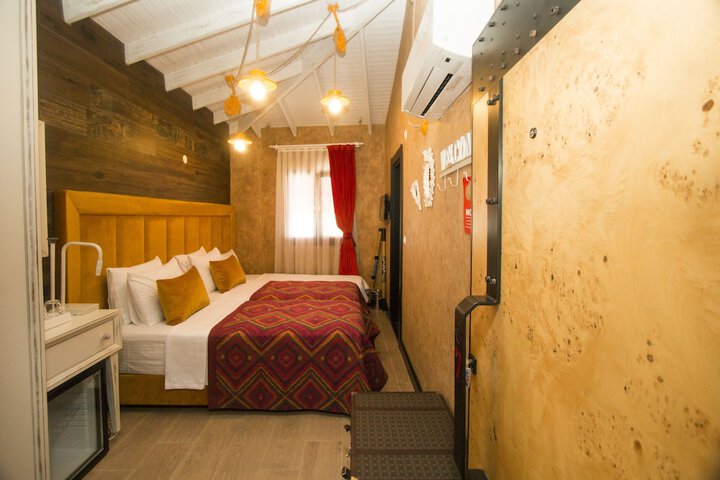Room 4 of 37