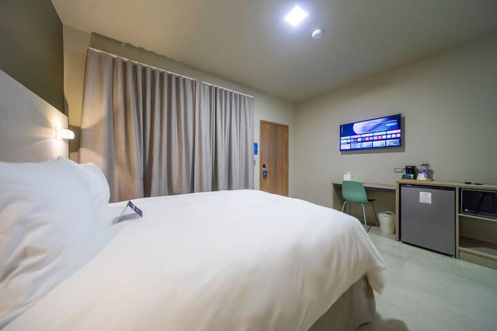 Hotel Exterior 93 of 97