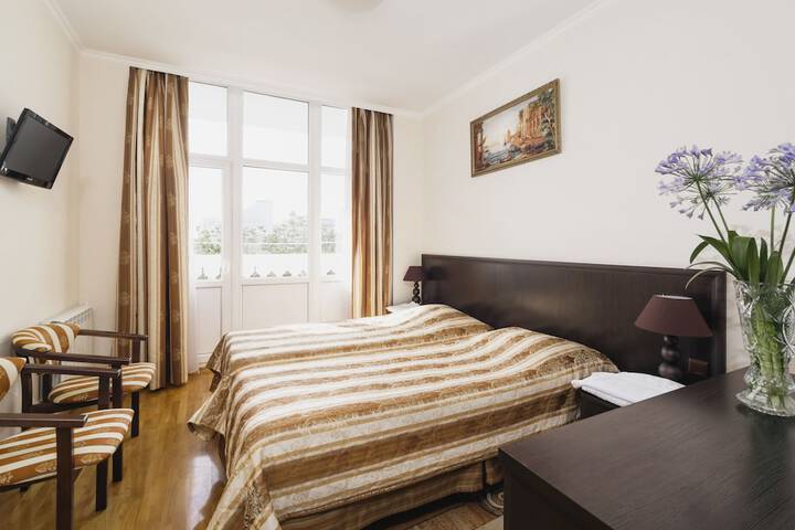 Room 4 of 18
