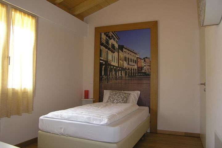 Room 8 of 25