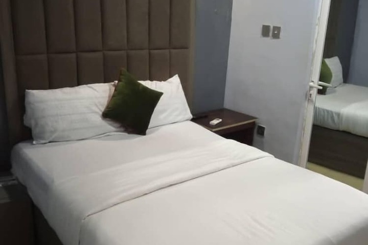 Room 8 of 43