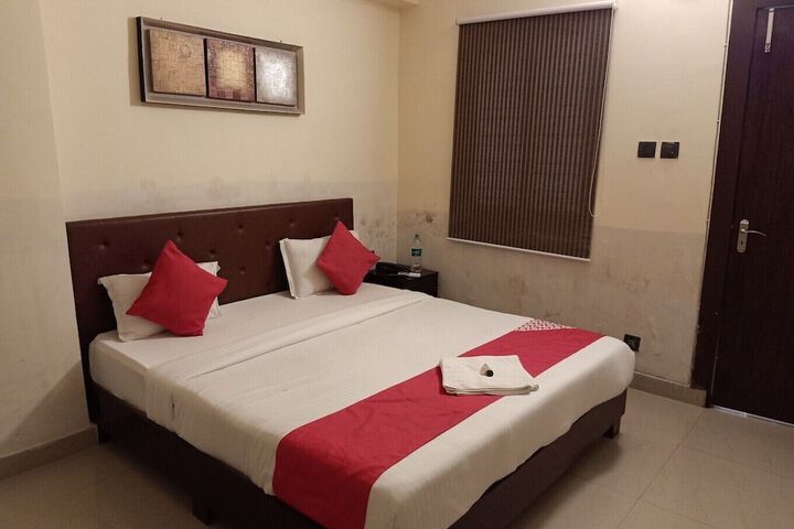 Room 5 of 9