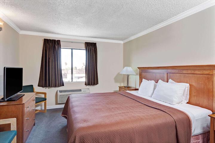 1 King Bed (3 of 20)
