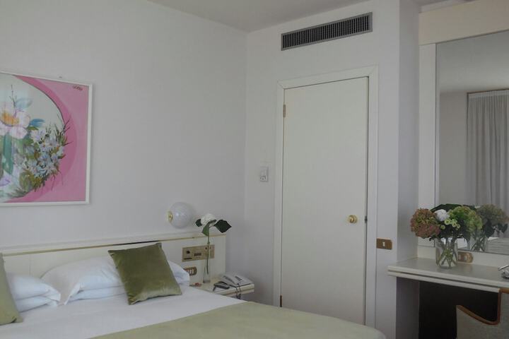 Room 6 of 44