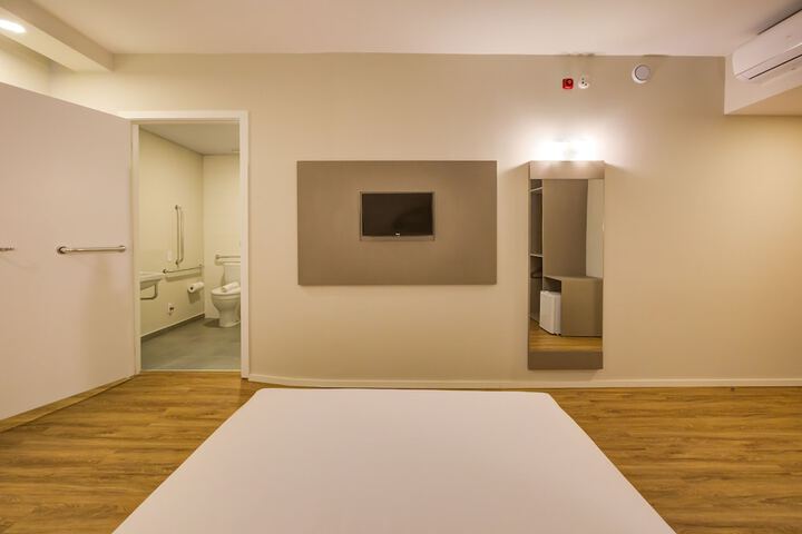 Room 16 of 40