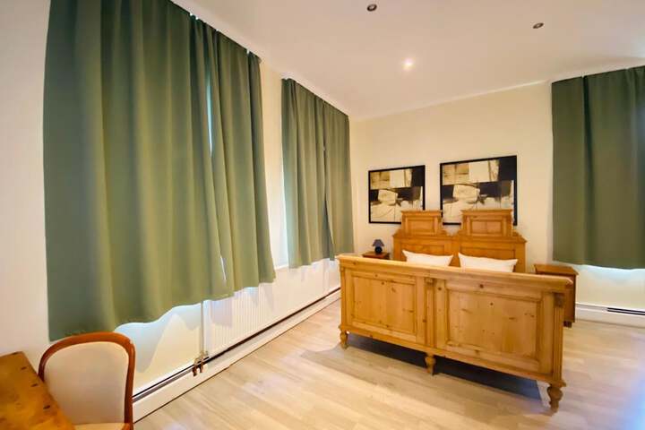 Room 13 of 25