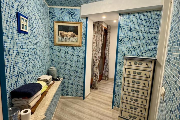 Room 10 of 29