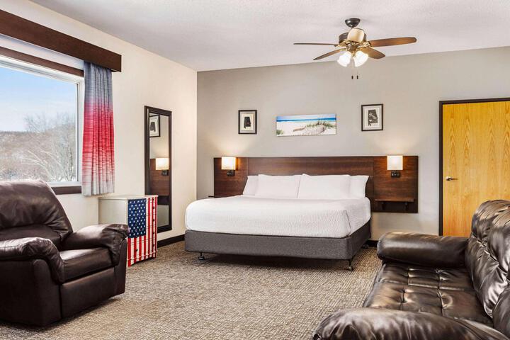 1 King Bed (8 of 30)