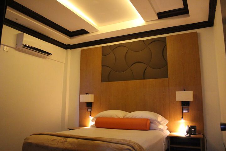 Room 33 of 83