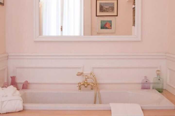 Deep soaking bathtub