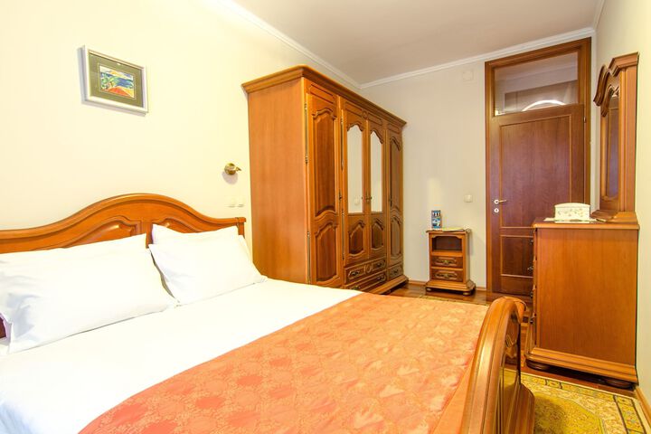 Room 5 of 94