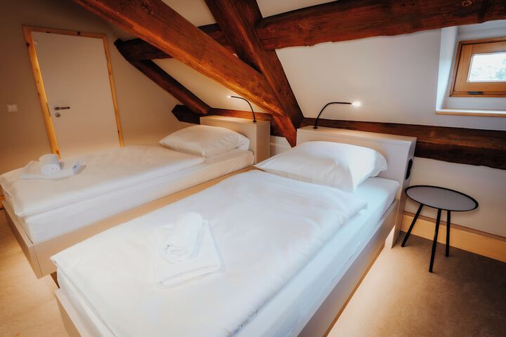 Room 7 of 9