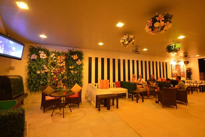 Lounge 143 of 165