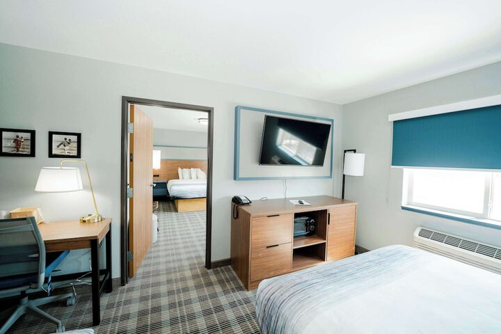2 Queen Beds (2 of 15)
