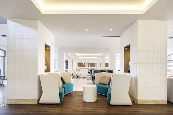 Entrance & Lobby