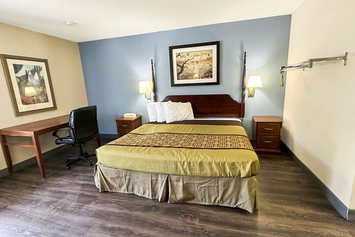 1 King Bed (10 of 13)
