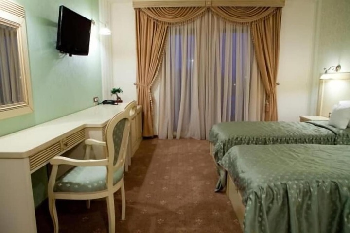 Room 11 of 37