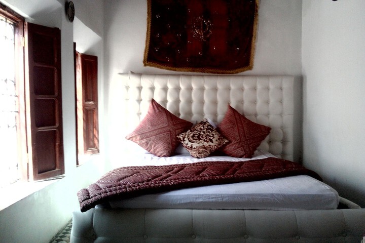 Room 12 of 18