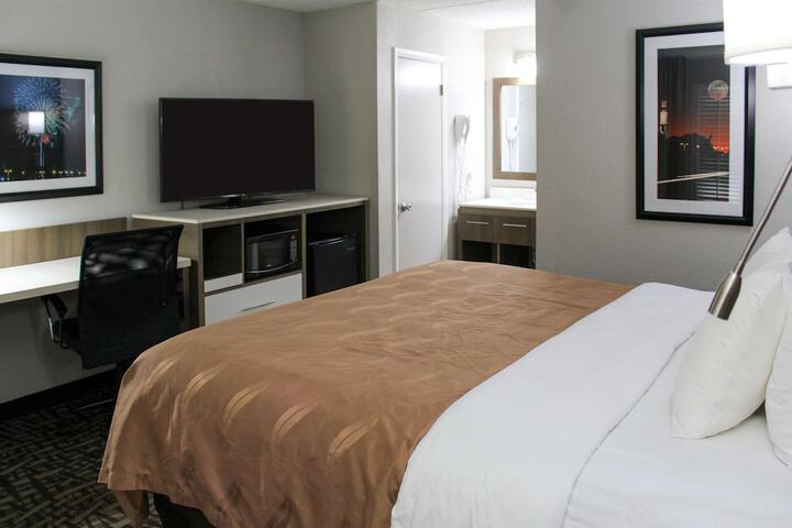 1 King Bed (5 of 6)