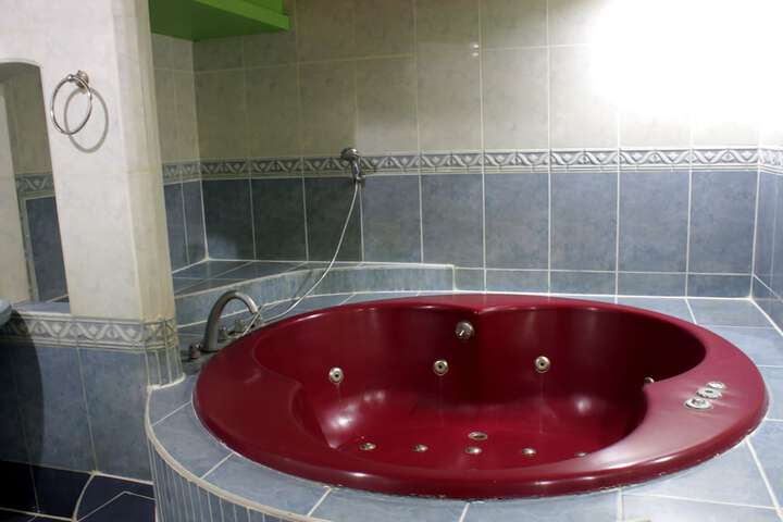 Jetted tub
