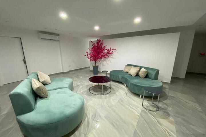 Lounge 14 of 15