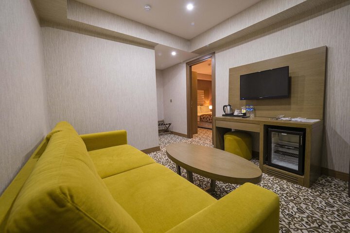 Room 8 of 34