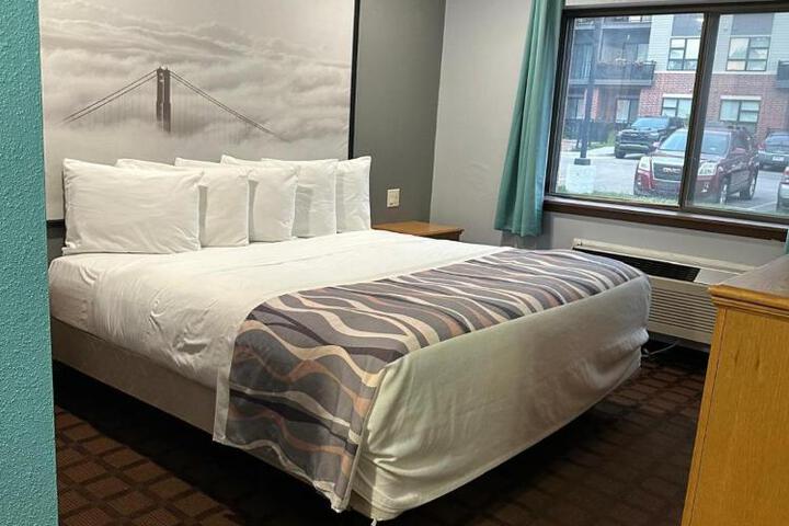 1 Queen Bed (1 of 6)