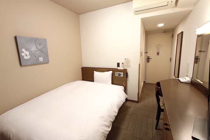 Room 11 of 28