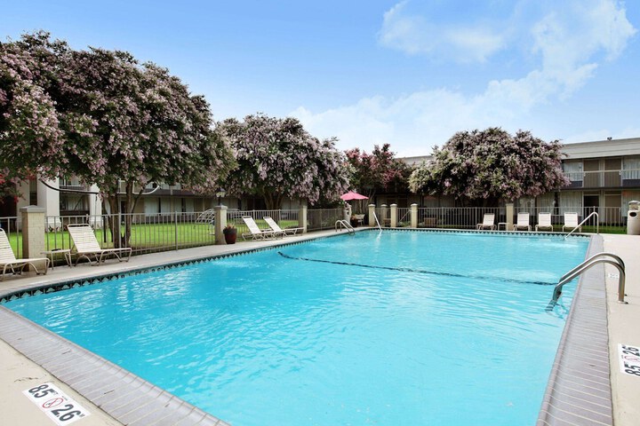 Pool 33 of 52