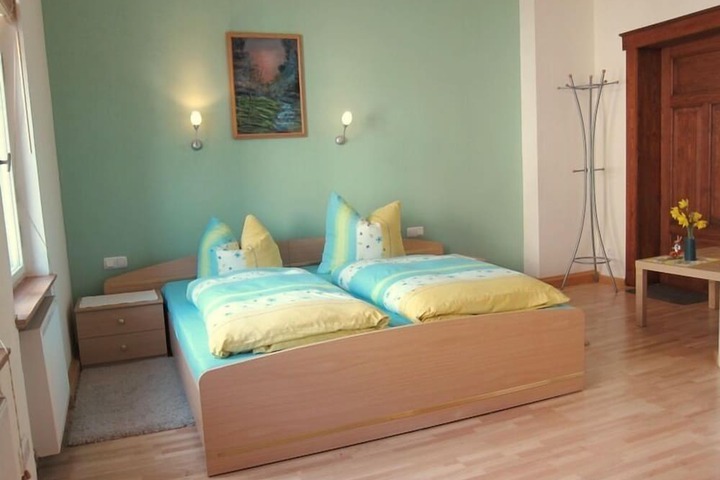 Room 4 of 33