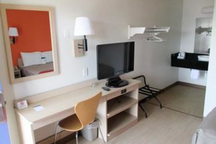 Room 8 of 11