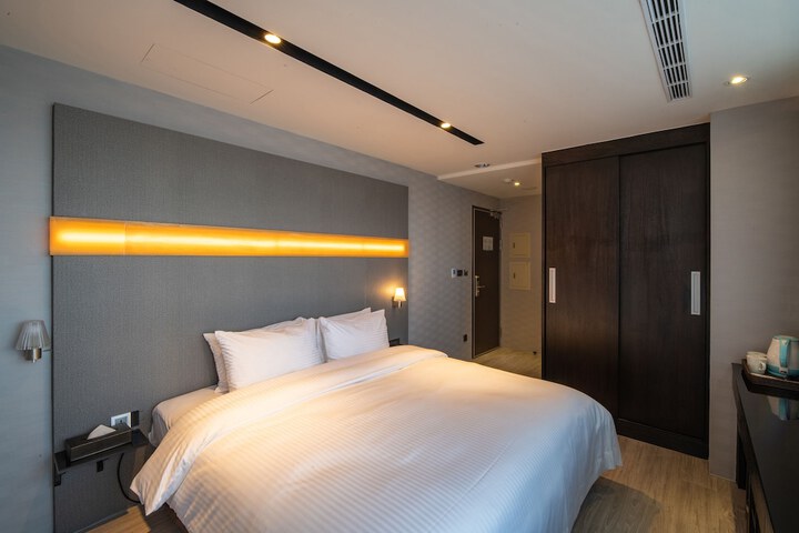 Room 6 of 32