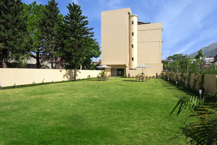Hotel Exterior 62 of 64