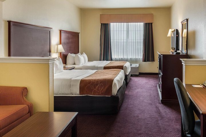 1 King Bed Suite (16 of 17)