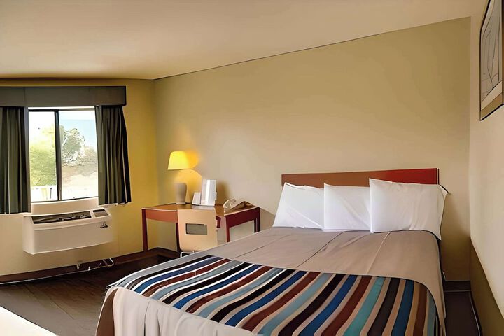 1 Queen Bed (7 of 9)