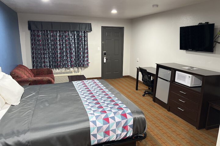 1 King Bed (2 of 7)