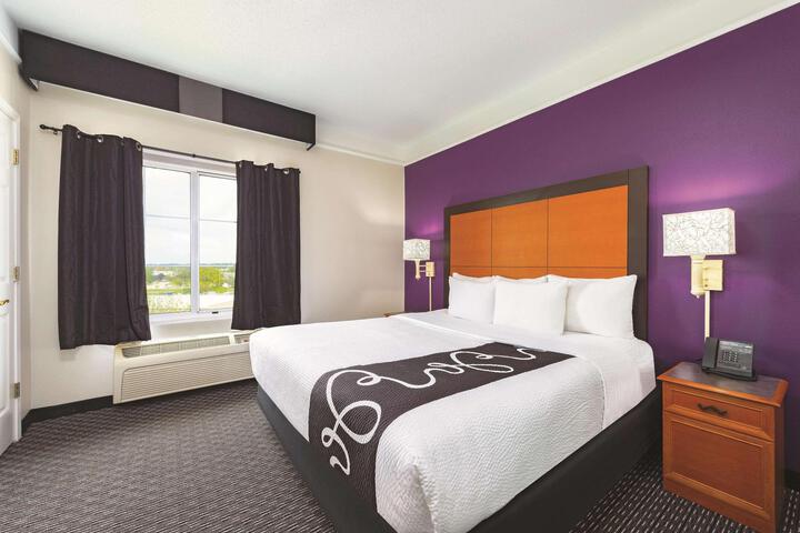 1 King Bed (4 of 18)