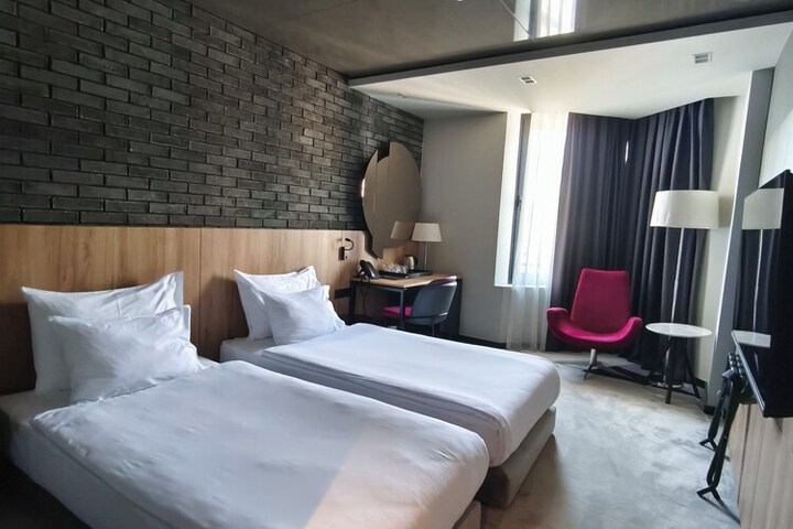 Room 28 of 46